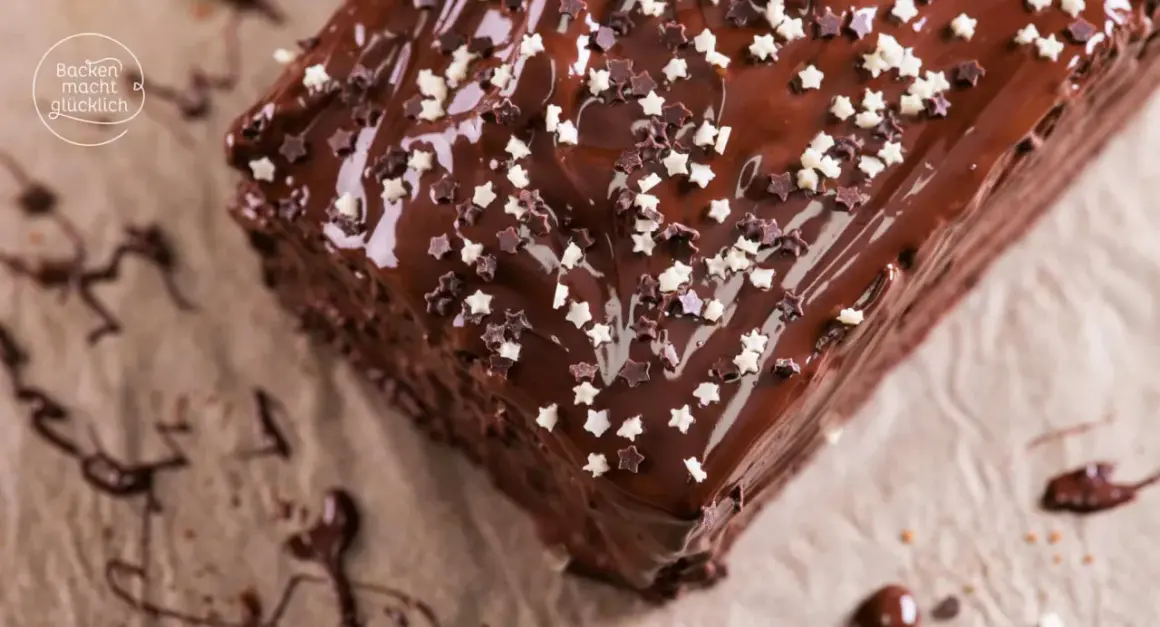 Schokoladenkuchen mit Sternenstreuseln, perfekt für einen sonntagskuchen schnell und einfach.